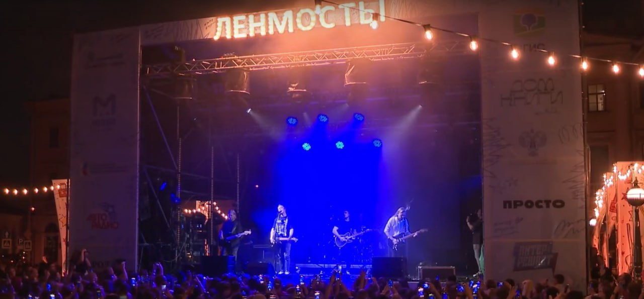 Юбилейные «Ленинградские мосты» пройдут 22-24 августа. Впервые основной площадкой музыкального фестиваля станет пляж Петропавловской крепости.  Музыка будет звучать на Банковском, Мучном и Мало-Конюшенном мостах. На фестивале выступят петрозаводский дуэт «Бюро», поп-исполнитель из Якутска YERKATT, а также коллектив музыкантов из Перми «Смирный и друзья», московская группа uncle pecos  и другие.  Подробностями предстоящего события поделился генеральный продюсер события Дмитрий Караневский.  Фото: скриншот с видео/Город+