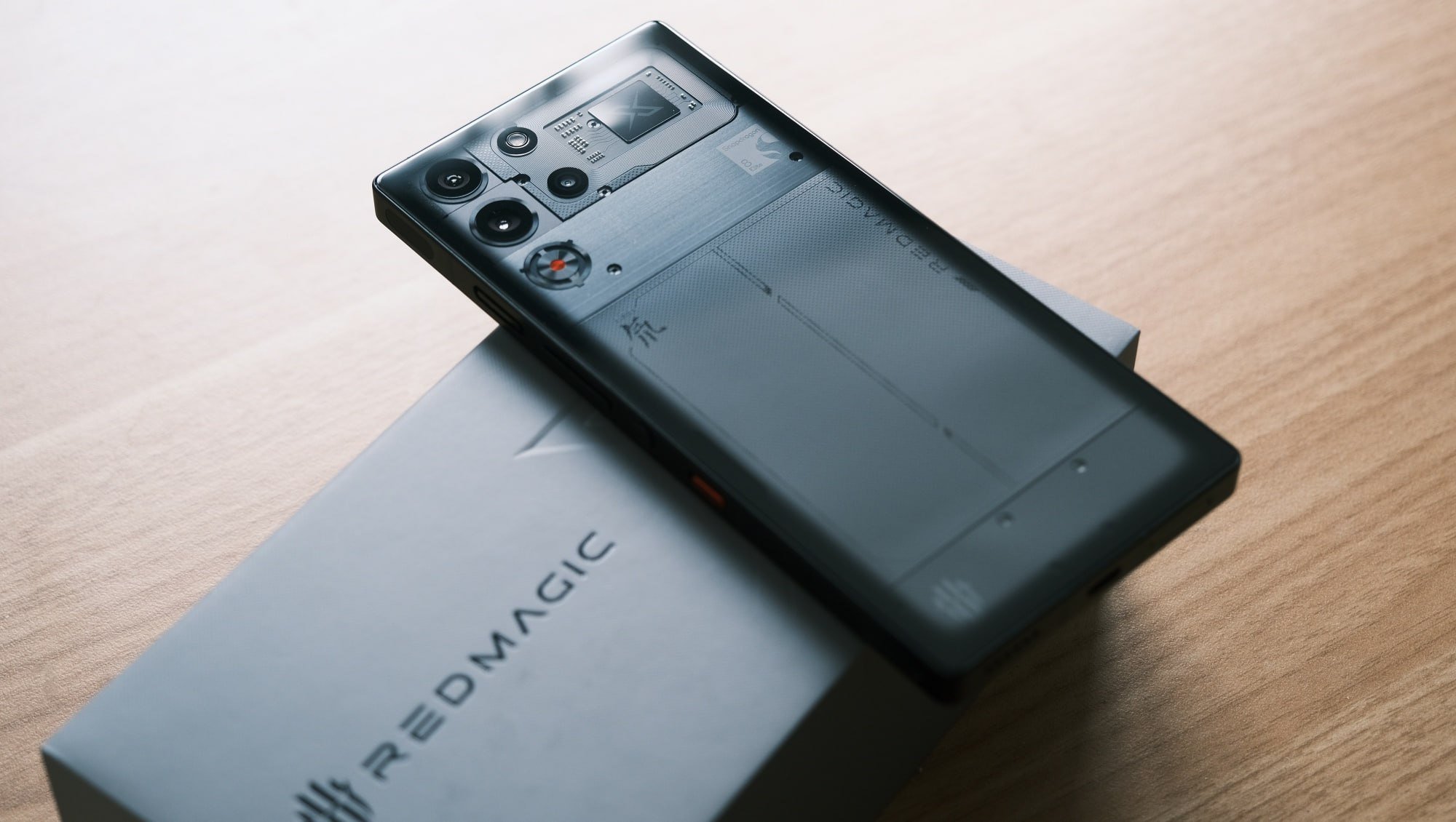 Флагманами Red Magic 10 Pro можно полюбоваться на фото  Китайские блогеры и журналисты опубликовали много качественных снимков. Дизайн без сюрпризов — новинки похожи на предыдущие смартфоны бренда.  На месте и плоские боковые грани, на которых разместились сенсорные триггеры, и блок камер без выступа, и кулер с подсветкой, и фронтальная камера, спрятанная под экран.  Презентация состоится 13 ноября.  rozetked.me/news/36115