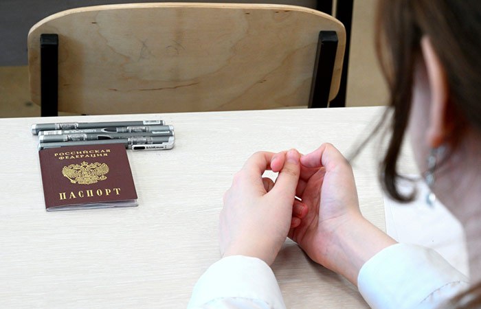 Глава Минобрнауки РФ Валерий Фальков предлагает разрешить поступающим на инженерно технические специальности предъявлять в добровольном порядке результаты четвертого ЕГЭ который бы давал дополнительные баллы при поступлении в вузы Таким образом на то же машиностроение условно при сегодняшнем русском языке математике и физике можно было бы предъявить информатику если она у вас есть И получить до 25 дополнительных баллов в зависимости от того сколько баллов вы получили за экзамен уточнил министр Он предложил вузам в пилотном режиме в течение года опробовать такую возможность Фото Александр Кряжев РИА Новости interfaxonline