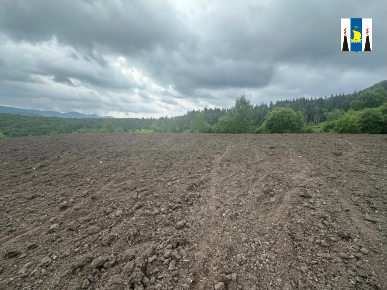 В островном регионе завершена рекультивация бывшей свалки в селе Синегорск Бывшая свалка площадью 3 7 гектара является первым рекультивированным объектом в Сахалинской области В ходе технического этапа рекультивации были собраны и вывезены все накопленные отходы произведена планировка и формирование рельефа очищенной территории На биологическом этапе выполнен комплекс агротехнических и фитомелиоративных мероприятий для восстановления нарушенных земель Согласно проектной документации если на втором третьем и четвертом годах роста многолетними травами занято менее 80 площади подрядчик  осуществляет дополнительную подкормку почвы минеральными удобрениями  выполняет посев и полив растений в соответствии с установленными нормами В настоящее время мы проводим активную работу по рекультивации 12 свалок в 9 районах области Сегодня констатируем о завершении работ на объекте в Синегорске территория которого теперь представляет собой экологически чистую зону К 2030 году планируем закрыть и рекультивировать все действующие и бывшие свалки островного региона заявил первый заместитель министра ЖКХ Сахалинской области Александр Ли Работа по рекультивации продолжается на Анивской свалке уже выполнено около 60 технического этапа За 20 лет объект накопил порядка 100 тысяч тонн отходов Сейчас подготовлены инженерные основания уложен противофильтрационный экран и продолжается формирование террикона Завершить рекультивацию планируется в следующем году С 2025 года улучшением экологической ситуации в стране занимается нацпроект Экологическое благополучие инициированный Президентом России Владимиром Путиным mingkh65 Подписывайтесь на нас в MAX sakhgov