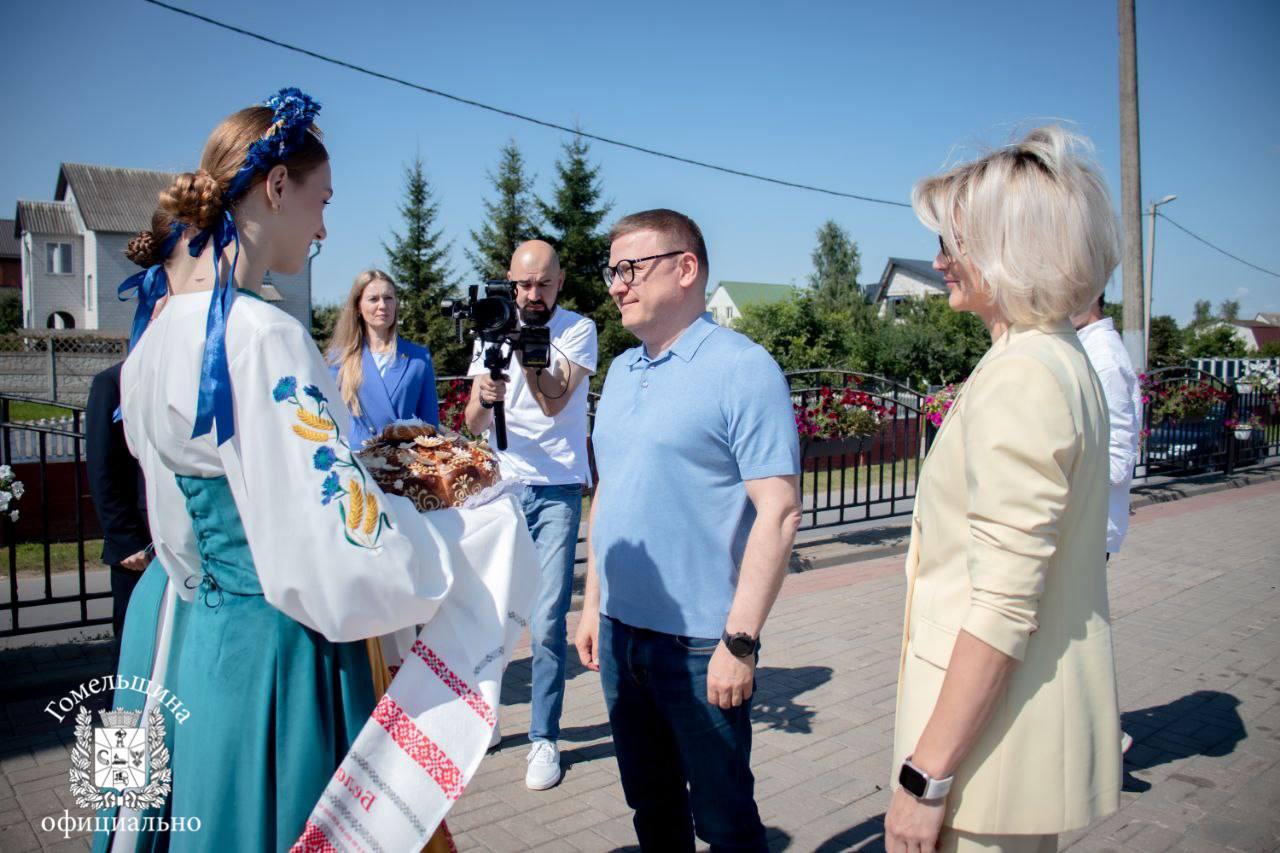 Для заключения новых контрактов и социального сотрудничества. На Гомельщину прибыла делегация из Челябинской области  С официальным визитом в наш регион прибыли представители власти, руководители предприятий и организаций во главе с губернатором Алексеем Текслером.  Программа визита насыщенная: запланированы переговоры с белорусскими партнерами для заключения новых контрактов и увеличения товарооборота, развитие кооперации в промышленности и сельском хозяйстве, обсуждение вопросов образования, науки и гуманитарного взаимодействия, включая молодежные обмены, патриотическое воспитание и туризм.   По традиции гостей встретили на въезде в Гомель хлебом-солью. Этот визит стал ответным после поездки делегации Гомельской области на Южный Урал в мае этого года.
