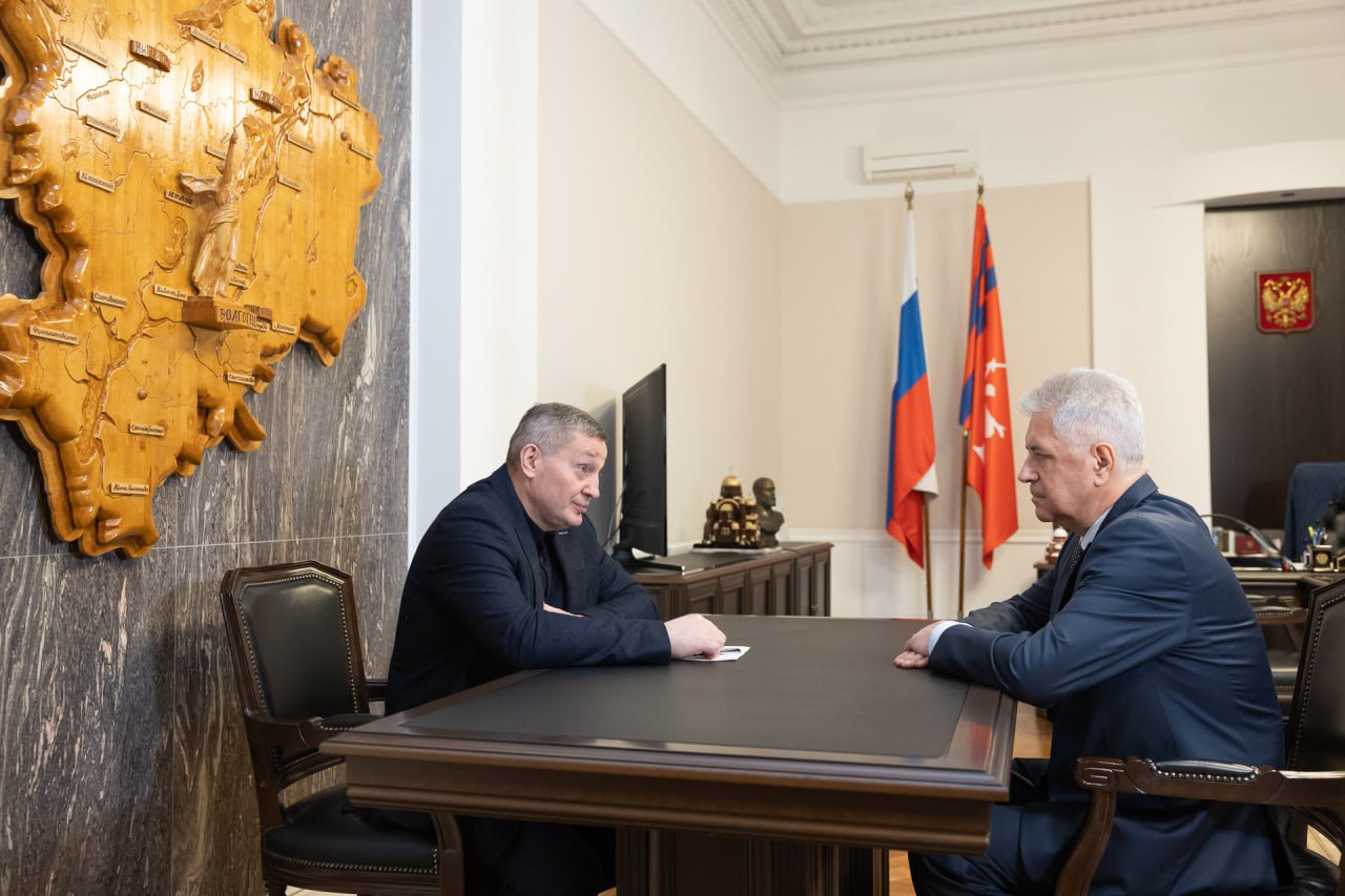 30 января состоялась рабочая встреча главы Волгоградской области Андрея Бочарова с председателем совета при губернаторе Волгоградской области по развитию промышленности Сергеем Четвериковым Во время общения были подняты вопросы развития регионального индустриального комплекса и поддержки реализации инвестпроектов