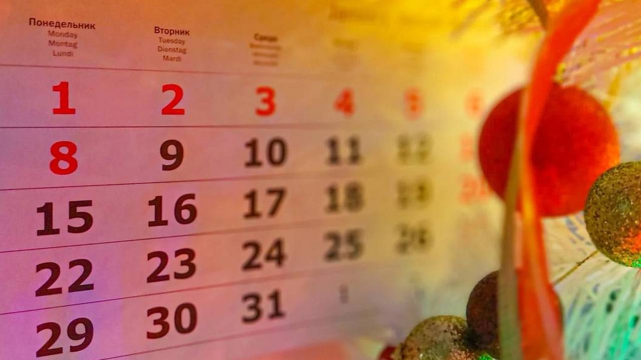 Длинные новогодние каникулы 2025 2026 сколько дней отдыхаем Большинство россиян с нетерпением ждут новогодних праздников В начале января 2026 года ожидаются длинные каникулы которые позволят насладиться временем с семьей и друзьями сколько дней будем отдыхать Со среды 31 декабря 2025 года по воскресенье 11 января 2026 года россияне смогут наслаждаться 12 днями отдыха Каникулы в 2026 году будут длиннее из за переноса некоторых праздничных дней Согласно постановлению Правительства выходные дни 3 и 4 января переносятся на 9 января 2026 года и 31 декабря 2025 года соответственно Это значит что россияне смогут продлить свои новогодние праздники что безусловно многих порадует При обычном пятидневном рабочем графике в 2026 году россиян ожидает 247 рабочих дней и 118 дней отдыха Это распределение позволяет эффективно трудиться и полноценно отдыхать Важно отметить что работа в праздничные дни согласно статье Трудового кодекса РФ оплачивается в двойном размере или компенсируется дополнительным выходным днем Однако существуют исключения для тех служб где невозможно приостановить деятельность таких как транспорт медицина и коммунальные службы Подписывайтесь на Вести Южный Урал в MAХ