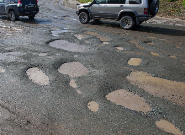 Штрафы за объезд через сплошную ям на дорогах для водителей отменяют В Госдуме хотят прекратить взыскания за вынужденное нарушение ПДД Читать подробнее на сайте
