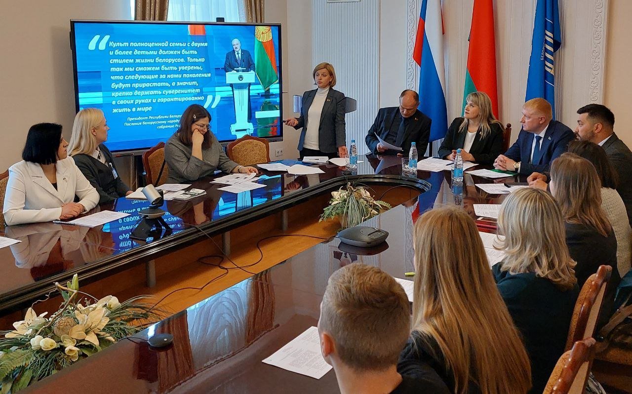 Демографическую ситуацию в регионе и возможные пути ее улучшения обсуждают сегодня в Белорусско-Российском университете в рамках диалоговой площадки В числе участников — председатель комитета по труду, занятости и социальной защите облисполкома Мария Шапневская, представители общественных организаций, Молодежного парламента, многодетные семьи, студенты и др.