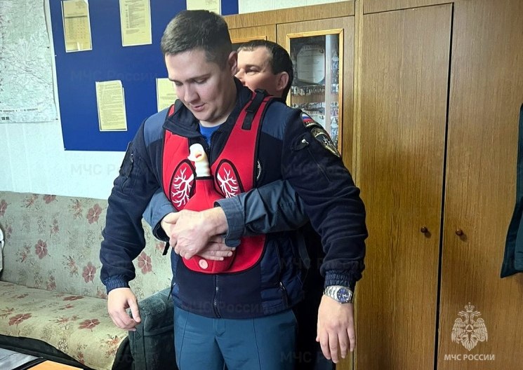 Учимся спасать и оказывать помощь Сотрудники 27 го пожарно спасательного отряда Главного управления МЧС России по Тюменской области пополнили багаж полезных знаний на занятии по оказанию первой помощи проведенном фельдшером скорой помощи Кристиной Осинцевой Голышмановские пожарные получили теоретические основы и практические навыки необходимые для эффективной помощи пострадавшим в экстренных ситуациях Сотрудники ведомства рассмотрели порядок действий при осмотре пострадавшего научились определять наличие пульса и дыхания Внимание уделялось изучению и отработке методик сердечно лёгочной реанимации и непрямого массажа сердца Эти процедуры играют ключевую роль в сохранении жизни человека до прибытия профессиональных медиков Правильно оказанная первая помощь способна повысить вероятность выживания пострадавшего предотвратить серьёзные осложнения и способствовать быстрому восстановлению здоровья MCHSTYUMEN72 Подписывайся на МЧС России в MAX ВК