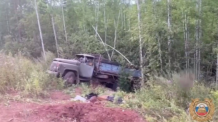 В Нижнеилимском районе семь человек пострадали в аварии  Около 17 часов 4 августа в районе поселка Рудногорск 38-летний водитель автомобиля «ГАЗ-53» не справился с управлением и грузовик съехал в кювет. В машине находились семь пассажиров, в том числе пятеро детей в возрасте от 7 до 15 лет.  В аварии все дети получили травмы, их доставили в медучреждения Железногорска-Илимского. Сотрудники Госавтоинспекции установили, что четверо детей находились в кузове грузовика, а виновник случившегося был лишен водительского удостоверения и не имел права управлять любым видом транспорта. Медицинское освидетельствование показало, что водитель был пьян.