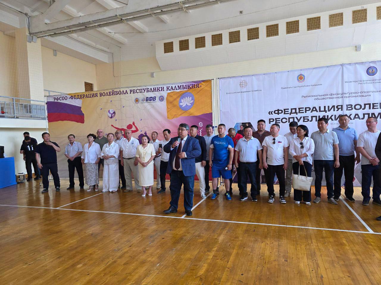 В Элисте продолжается республиканский волейбольный турнир С 7 по 8 июня в Калмыкии проходит крупнейшее в регионе волейбольное событие — Республиканский турнир среди работников органов власти, местного самоуправления, банков и корпораций. Мероприятие приурочено к празднованию Дня России и объединило 29 команд из разных сфер деятельности. В торжественном параде участников отразилась не только профессиональная принадлежность, но и спортивный азарт и командный дух. Среди почётных гостей — руководители министерств, главы районов, представители банковского сектора и корпораций, а также ветераны спорта. Многие из них не ограничились приветствиями: они лично включились в игры, поддерживая коллег и демонстрируя пример активного участия. Фото: Министерство физической культуры и спорта РК Быть в курсе Прислать новость