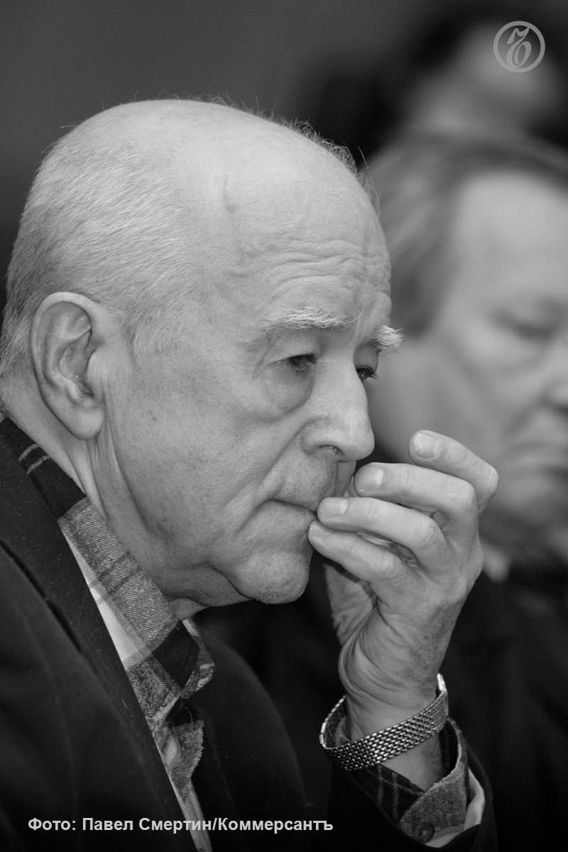 Умер журналист Виталий Коротич Ему было 89 лет О его смерти сообщил историк Виктор Мироненко Он человек был человек во всем За это его любили За это его ненавидели Но счеты сведены Покойся с миром дорогой наш друг написал господин Мироненко С 1986 по 1991 годы Виталий Коротич был главным редактором журнала Огонек Ответственный секретарь Огонька Владимир Глотов в своей книге вспоминал как работал Коротич Все стало по другому любой сотрудник последний корреспондент получавший мизерную зарплату был уравнен в правах на доступ к телу главного редактора Коротич практически никогда не оставался один Рукописи и гранки он читал дома а утром очень рано приезжал в редакцию Подписывайтесь на Ъ