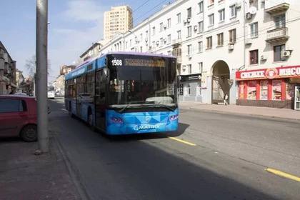 Работу общественного транспорта улучшат в Калининском районе Донецка Глава ДНР Денис Пушилин после встречи с местными жителями поручил Министерству транспорта Республики улучшить работу общественного транспорта в Калининском районе Донецка. Люди попросили наладить движение троллейбусного маршрута №7, связывающего Гвардейку с Калининским районом. В настоящее время маршрут имеет статус междугороднего, что ограничивает возможности городских перевозчиков обслуживать данную линию. Денис Пушилин поручил устранить все юридические препятствия и обеспечить регулярное движение транспорта по этому маршруту.