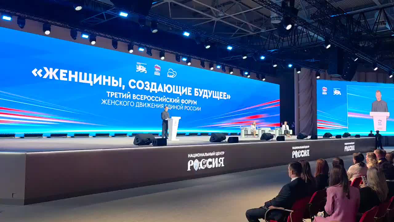 Дмитрий Медведев подчеркивает роль женских клубов в поддержке фронта