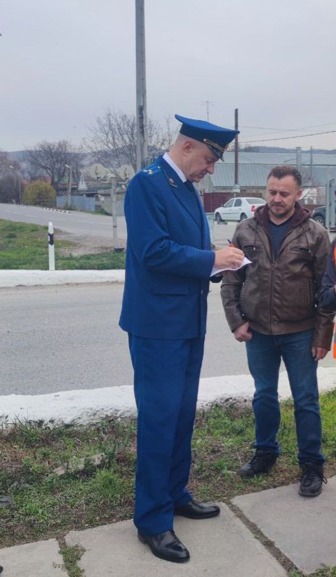 Минераловодским межрайонным транспортным прокурором Дмитрием Гуртовым проведен выездной прием граждан В ходе приема граждан на объектах транспортной инфраструктуры в границах Предгорного района заявителей интересовали вопросы содержания железнодорожных переездов Заявителям даны разъяснения требований федерального законодательства по принятым обращениям организованы проверочные мероприятия результаты которых поставлены на контроль