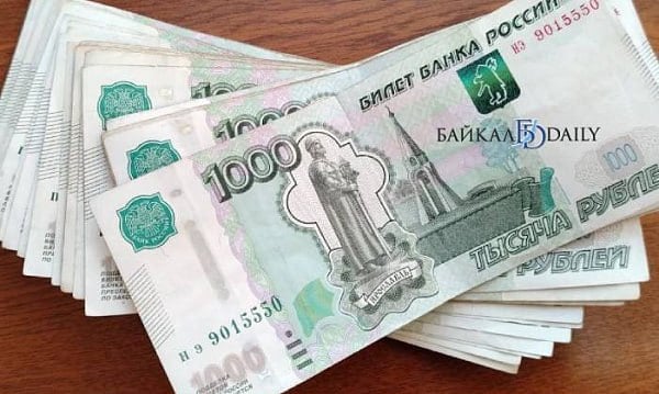 За сутки жители Бурятии потеряли по вине мошенников 2,8 млн рублей.  Так, 19-летний житель Джидинского района получил звонок в мессенджере, где ему предложили возможность дополнительного заработка через инвестиции. Молодой человек согласился и скачал соответствующее приложение. Сперва он перевёл 9500 рублей.   Не остановившись на этом, молодой человек оформил онлайн-кредит в банке на 285 тысяч рублей и попытался перевести эти деньги. Однако операция была поставлена в обработку.   Парень решил выяснить ситуацию и позвонил на горячую линию банка, где ему объяснили, что он стал жертвой мошенников. Перевод средств удалось вовремя отменить