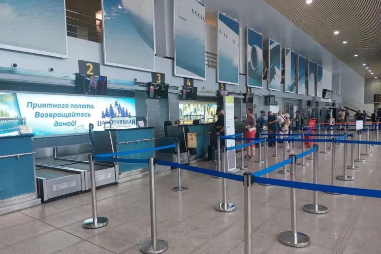 Рейс в Москву на сутки задержали в аэропорту Благовещенска В аэропорту Благовещенска произошла задержка авиарейса в Москву. Транспортная прокуратура взяла ситуацию на контроль. Отмечается, что в аэропорту Благовещенска сегодня, 15 июля, задержан вылет рейса FV-6258 авиакомпании "Россия", следующего по маршруту Благовещенск - Москва. Вылет рейс был запланирован на 09:35 по местному времени. По предварительным данным, рейс перенесли на 12:00 16 июля, говорится в сообщении надзорного ведомства. Благовещенская транспортная прокуратура контролирует соблюдение прав пассажиров. О нарушениях можно сообщать по номеру телефона 8-914-011-68-91. ТЕЛЕПОРТ.РФ – здесь все об Амурской области Написать нам