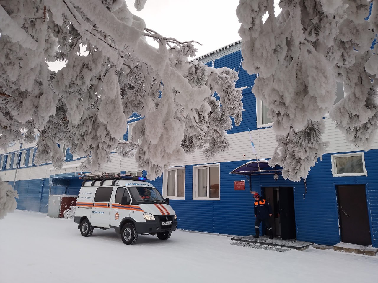 Спасатели возобновляют поиски семьи Усольцевых 30 и 31 января специалисты будут работать в районе поселка Кутурчин Поиски возобновляют по заявке правоохранителей рассказали в КГКУ Спасатель 28 сентября супруги Усольцевы с пятилетней дочкой и собакой отправились в поход на Кутурчинском белогорье и бесследно пропали Семью искало около 1 5 тысяч человек Активные поиски закончили в середине октября Фото КГКУ Спасатель eniseytv