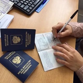 Следователи полиции направили в суд уголовное дело о фиктивной постановке на учет иностранных граждан в Красносельском районе Мужчина зарегистрировал в заведомо непригодном для проживания доме трех мигрантов из Армении Через две недели после регистрации иностранных граждан сотрудники подразделения по вопросам миграции проверили условиях их пребывания. По указанному в документах адресу они обнаружили лишь нежилой дом без света и воды и отсутствие каких-либо следов пребывания людей. В рамках расследования установлен, разыскан и опрошен владелец жилья. Мужчина рассказал, что дом достался ему по наследству от родственников. В начале мая от знакомого ему поступило предложение за вознаграждение прописать трех иностранных граждан. Вместе с будущими «жильцами» он посетил офис МФЦ. После этого иностранных граждан он больше никогда не видел. В настоящее время материалы уголовного дела в отношении обвиняемого направлены в суд. Ему грозит наказание до 5 лет лишения свободы #мвдкострома