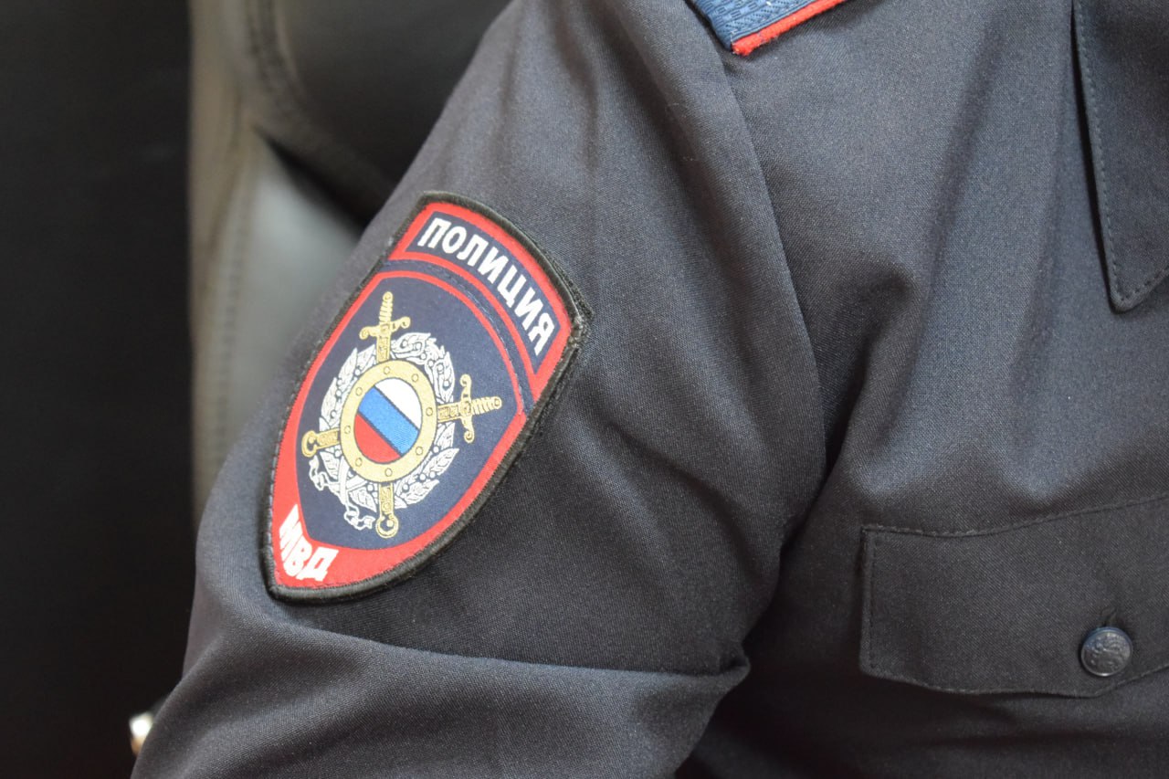 В Ставропольском крае задержан подозреваемый в краже имущества и мошенничестве, связанном с хищением дорогостоящего автомобиля ⏺В ОМВД России по городу Пятигорску обратилась 40-летняя жительница Ставрополя. Женщина рассказала, что находилась в городе-курорте на отдыхе. В одном из увеселительных заведений она познакомилась с мужчиной, с которым продолжала общение на протяжении нескольких дней. Он убедил заявительницу, что является состоятельным человеком, и предложил продать ее автомобиль, а взамен купить новый, пообещав покрыть разницу в сумме своими деньгами. Находясь уже в дилерском центре, мужчина попросил у потерпевшей ключи от ее автомобиля, уверив, что заберет деньги и скоро вернется. Однако злоумышленник так и не приехал обратно и перестал выходить на связь. При этом в автомобиле осталось дорогостоящее имущество, принадлежащее заявительнице. ⏺Уйти от ответственности мужчине помешали сотрудники уголовного розыска, которые установили его личность и местонахождение. 33-летнего жителя соседнего региона доставили отдел внутренних дел, где он не стал отрицать свою вину. Он пояснил, что дорогостоящую иномарку продал, однако личные вещи реализовать не успел. Общая сумма ущерба, причиненного потерпевшей, составила свыше двух миллионов рублей. ⏺В настоящее время автомобиль уже возвращен законной владелице. Имущество также будет возвращено после проведения необходимых процессуальных действий. Злоумышленник заключен под стражу. Возбуждено уголовное дело.