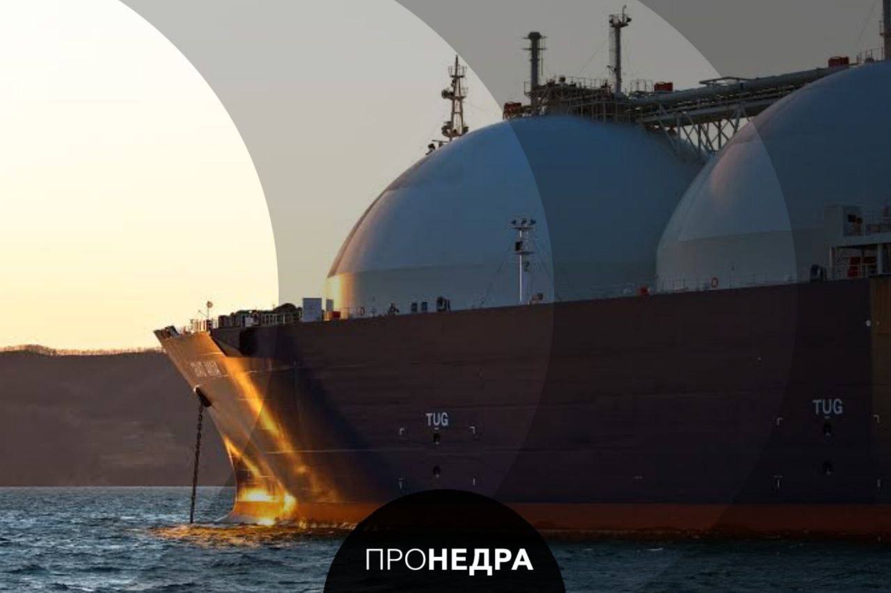 Тарифы на перевозку СПГ из США в Европу выросли до двухлетнего максимума Тарифы на перевозку СПГ по атлантическому маршруту выросли до максимума почти за два года Ставка достигла 98 250 долларов в день Такой рост спроса связан с закачкой газа в хранилища Европы перед зимой Запасы ЕС заполнены на 81 94 что ниже плана в 90 За десять месяцев 2025 года импорт достиг 101 38 млн тонн Это на 16 75 млн тонн больше чем годом ранее В Азии напротив спрос падает Импорт СПГ в регионе в октябре составил 22 84 млн тонн Это меньше показателя прошлого года За десять месяцев поставки снизились до 225 8 млн тонн   Пронедра Подписывайся
