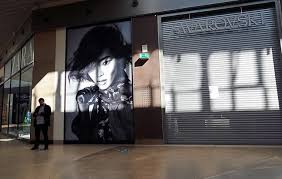 Париж снова грабят бутик Swarovski обчистили на 200 тысяч евро Спустя две недели после кражи королевских украшений из Лувра преступники взломали бутик Swarovski и похитили украшения и часы на сумму около 200 тысяч евро Полиция выяснила что сигнализация в магазине не работала а камеры наблюдения не зафиксировали злоумышленников Разбитые витрины и взломанную дверь утром обнаружил сотрудник магазина Прокуратура уже начала расследование Как отмечает The Times Париж в последние годы сталкивается с серией громких краж выявивших уязвимость культурных и коммерческих объектов Подпишись на primulinmd