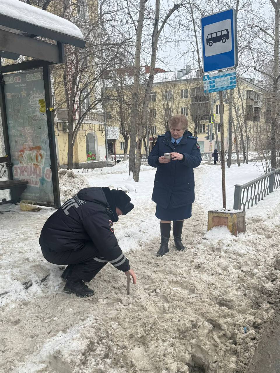 В Екатеринбурге прокурор города Светлана Кузнецова выявила нарушения при очистке дорог и тротуаров от снега в Верх-Исетском, Кировском, Октябрьском, Орджоникидзевском, Чкаловском районах столицы Урала.   Главам последних внесено представления об устранении нарушений закона, рассмотрение которых находится на контроле прокуратуры города.  «В ходе проверочных мероприятий выявлены нарушения, выразившиеся в формировании снежных валов на бортовом камне, вблизи пешеходных переходов и остановочных пунктов, наличии рыхлого снега на проезжей части и тротуарах», — отметили в прокуратуре города.  Проверку прокурор Екатеринбурга вместе с сотрудниками города провела 4 и 7 января 2025 года.  Накануне уполномоченный по защите прав предпринимателей в Свердловской области Елена Артюх на своей странице в соцсетях пожаловалась на тротуары в центре города, которые покрыты гололедом.   «С утра хожу по центру Екб пешком. Довольно непростое занятие — на многих тротуарах сплошной гололед без всякой посыпки. В мегаполисе со столичными амбициями сегодня, пожалуй, только в обуви с горным протектором безопасно гулять», — говорилось в после Елена Артюх.    : прокуратура Екатеринбурга.