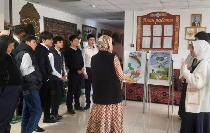 В селе Яндаре Ингушетии школьникам рассказали о пагубной сущности терроризма Сотрудники Дома культуры сельского поселения Яндаре продолжают деятельность, направленную на борьбу с террористической идеологией. Как информировали газету «Ингушетия» в РДНТ, на днях они организовали мероприятие под названием «Терроризм: Наше неприятие», которое привлекло внимание учащихся местных школ. Художественный руководитель Дома культуры Мадина Евлоева выступила в роли ведущей и разъяснила детям суть терроризма, а также основные правила безопасного поведения в критических ситуациях. «Террор — это синоним страха и ужаса, — подчеркнула ведущая, обращаясь к школьникам. — Именно эти чувства террористы стремятся вызвать своими действиями, отличающимися особой жестокостью. Эти преступники организуют взрывы, устраивают поджоги, захватывают воздушные суда, берут людей в заложники, лишают жизни невинных граждан и используют отравляющие вещества против мирного населения». ПОДПИСАТЬСЯ ПРЕДЛОЖИТЬ НОВОСТЬ