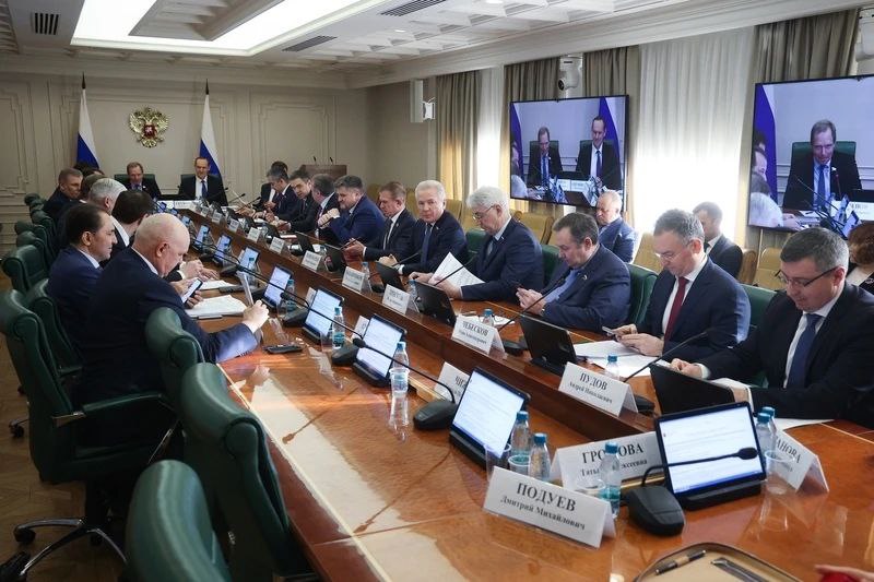 Комитет и законы О некоторых инициативах рассмотренных на комитете по экономической политике совета Федерации Азартные игры Организаторы азартных игр будут обязаны размещать информацию о рисках проиграть деньги а в рекламе будет предупреждение о том что азартные игры могут нанести вред жизни и здоровью Ростехнадзор В Трудовом кодексе ТК будут закреплены полномочия Ростехнадзора по закреплению перечня работ Цифровые валюты Разработаны меры призванные снизить риск легализации преступных доходов с помощью цифровых валют Некоторые положения проекта цифровая валюта признаётся имуществом для целей УК и УПК Регламентируются действия следователей и пути изъятия активов в виде физических носителей серверов компьютеров холодных кошельков или путём перевода валюты на другой адрес Платежные агенты Платежным агентам запретят открывать электронные кошельки и выдавать банковские карты При этом у них сохранится возможность осуществлять денежные переводы без открытия счета до 15 тысяч рублей и до 60 тысяч в случае оплаты ЖКУ Банковские платежные агенты посредники между банком и клиентом По договору с кредитной организацией они принимают или выдают средства клиентам осуществляют переводы и платежи за ЖКУ связь и т д СРО В КоАП РФ планируется ввести ряд новых штрафов для СРО в области строительства НКО Организационно правовые формы НКО приведут в соответствие с Гражданским кодексом НКО В частности по общему правилу имеют право заниматься не предпринимательской а приносящей доход деятельностью в специальных федеральных законах термин предпринимательская деятельность предлагается заменить термином приносящая доход деятельность Доложил основные положения этого законопроекта