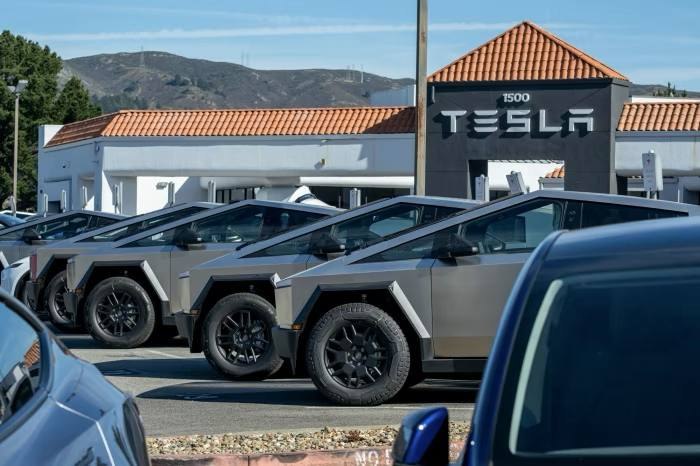 Tesla потребовала от поставщиков не использовать произведённые в Китае компоненты при сборке электромобилей в США узнало WSJ Причина колебание торговых пошлин из за напряжённых отношений между КНР и США из за которого компании сложно определять ценовую политику Полностью отказаться от китайских деталей Tesla планирует в течение двух лет vc ru transport 2399137