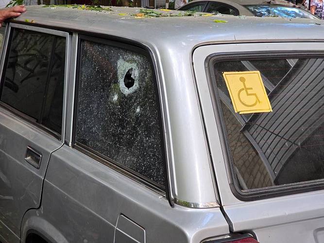 В Таганроге создадут комиссию для приема заявлений на выплаты за автомобили пострадавшие от обстрелов Глава Таганрога Светлана Камбулова сообщила о новых правилах получения компенсаций за автомобили поврежденные или уничтоженные в результате вражеских атак на город Основанием для выплат стало постановление губернатора Ростовской области Юрия Слюсаря от 30 декабря 2025 года Согласно документу жители области чьи транспортные средства пострадали от ракетных ударов и атак БПЛА с 1 января 2025 года могут претендовать на денежную компенсацию Максимальный размер выплаты составляет до 500 тысяч рублей за частично поврежденный автомобиль и до 1 миллиона рублей за полностью уничтоженный Для получения компенсации владелец должен быть официально признан пострадавшим по статье 205 УК РФ террористический акт Выплата предусмотрена если автомобиль не был застрахован от теракта или страховое возмещение не покрыло весь ущерб Светлана Камбулова поручила в ближайшие дни создать специальную комиссию для приема заявлений и документов от горожан До ее формирования по всем вопросам можно обращаться в Управление транспорта Таганрога по телефонам 38 30 58 36 12 93 Мэр призвала пострадавших набраться терпения пообещав что каждая ситуация будет рассмотрена О дальнейших шагах по реализации порядка выплат администрация проинформирует дополнительно Подпишись на 1Rnd в МАХ Написать в редакцию