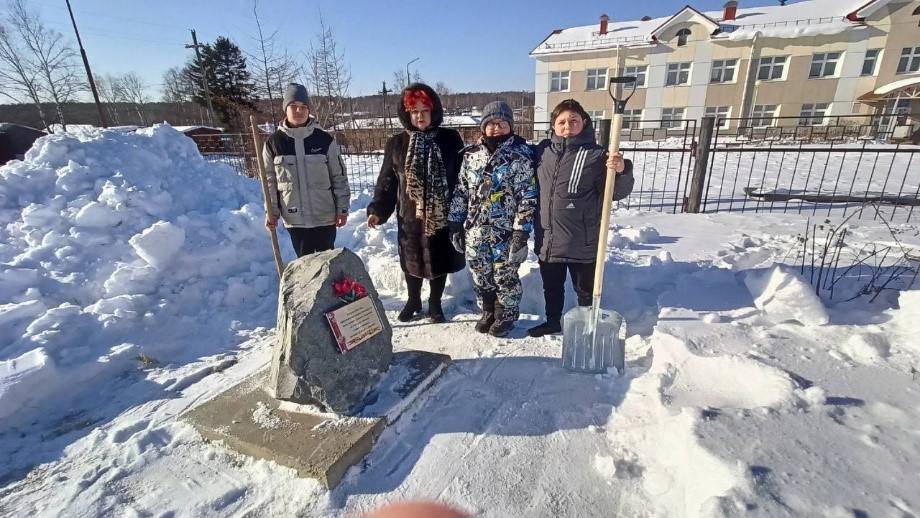 На территории Советско-Гаванского района реализуется Всероссийский проект «Хранители истории».    Главная задача проекта - укрепить систему ценностей по сохранению исторической памяти среди подрастающего поколения.     Реализует этот проект Общероссийское общественно-государственное движение детей и молодёжи «Движение Первых».     В рамках проекта хранители истории работают с архивами школьных музеев, добывая интересную информацию о значимых событиях побережья Татарского пролива, участвую во Всероссийских проекта «Лица Победы» и «Трудовая доблесть», а также о памятныех местах в своих населенных пунктах.    Так, учащиеся первой школы привели в порядок памятник воинам – интернационалистам, а ребята из второй школы провели уборку придомовой территории матери героя-пограничника, прапорщика Артеменко В.Г., погибшего на СВО, и убрались у памятника «Пограничникам всех поколений».  Учащиеся 14 школы из п. Бяудэ очистили снег у памятника «Воинам Великой Отечественной войны».     Также в акции приняли участие ребята из 3,5,6,8,12,15,16 школ района, а это 145 школьников.    В процессе уборки памятных мест мы рассказываем о значимости памятника, о людях, которые, рискуя жизнью, защищали границы нашего государства. Такая форма занятости позволяет  заинтересовать ребят в плане изучения не только истории нашего побережья, но и России. Помимо этого, у них развивается чувство коллективизма, они начинают понимать смысл волонтерской деятельности и в дальнейшем активно пополняют ряды добровольческих отрядов - рассказывает советник директора по воспитанию и взаимодействию с детскими общественными организациями шестой школы п. Лососина Инга Жапова.  #нп #молодежьидети