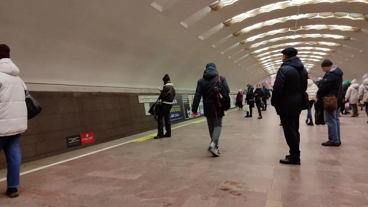 Метро в Новосибирске готовят к продлению — первый этап обойдется в 3 млрд рублей.  Мэрия города объявила конкурс на проектирование продления Дзержинской линии. На первые работы выделено почти 3 млрд рублей. В рамках этого этапа планируется строительство перегонного тоннеля длиной 528 м, который соединит станции «Золотая Нива» и «Березовая роща».  Проект будет реализован в несколько этапов, а на его разработку в этом году выделено 133,6 млн рублей. Уже до 14 января 2025 года должны завершить проектную документацию. После этого подрядчику дадут 300 дней на выполнение всех работ.  1  1  1  Подписаться