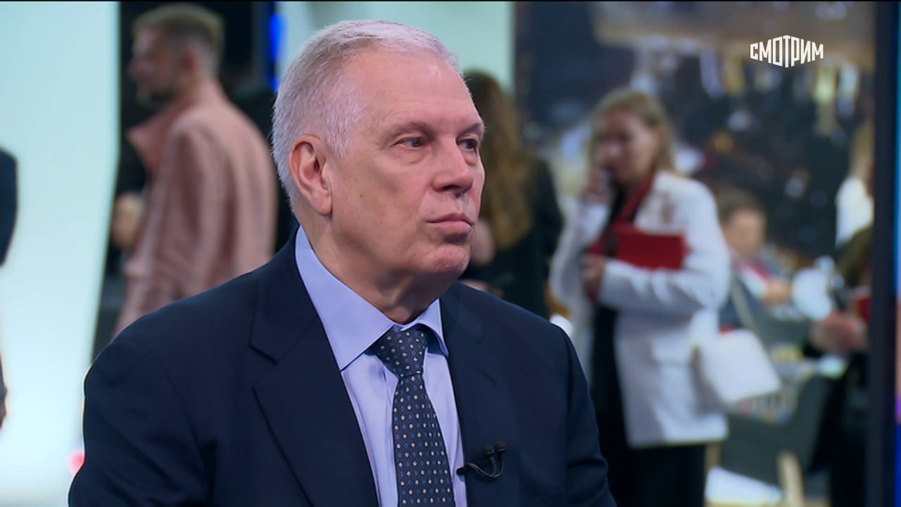 Глава Россельхознадзора Сергей Данкверт призвал ужесточить требования к безопасности продуктов. В интервью "России 24" на ПМЭФ он пояснил, что это поможет экспортерам, которым приходится проверять продукцию сперва по отечественным нормам, а затем по иностранным: "Предлагаем все-таки идти по пути ужесточения тех количеств остаточных вредных веществ, которые есть. Потому что у нас многие нормы достаточно либеральные. Тогда, когда мы говорили, что наша продукция, она самая такая здоровая, то потом мы медленно почему-то с нормами начали отступать". Он также заявил о необходимости пересмотреть подход к запрету ГМО из-за того, что эти технологии все больше применяют в других странах и российские аграрии рискуют быть "выброшенными с рынка": "У нас пока законодательство здесь достаточно строго, поэтому я думаю, что нам самое главное сегодня в конкуренции <...> выдержать. Либо нам нужно идти по пути ослабления тех требований, которые есть к генномодифицированной продукции".