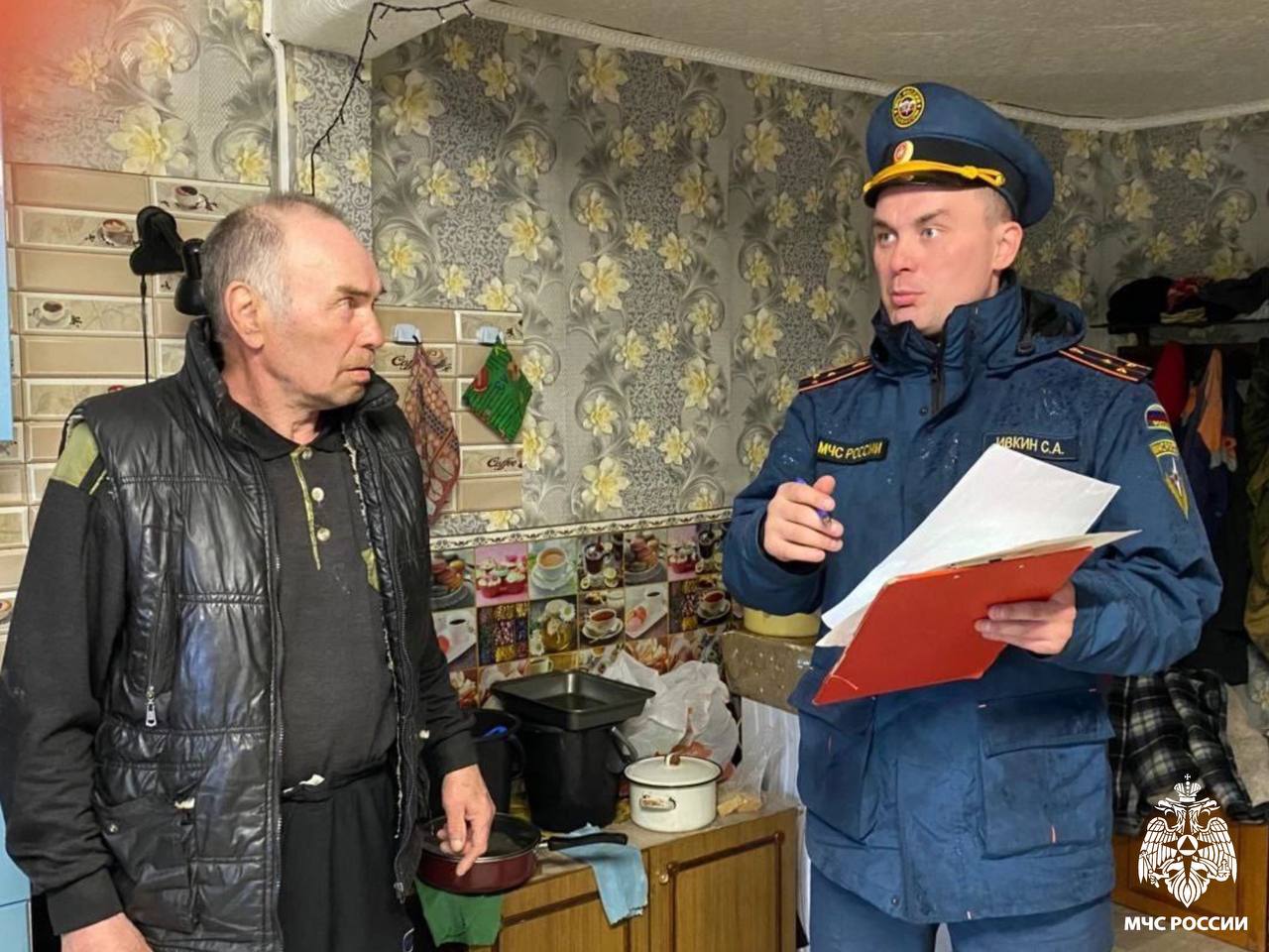 Не допустить пожара! Сотрудники МЧС России побеседовали о требованиях пожарной безопасности с жителями деревни Муфтюга. Чтобы избежать пожара необходимо: соблюдать меры предосторожности при пользовании газовыми приборами; иметь на участке запас воды для пожаротушения; обустроить противопожарные разрывы путем выкоса травы и вспашки между постройками и дачными участками; своевременно ремонтировать отопительные печи, очищать дымоходы. Ваша безопасность - ваша ответственность! МЧС Республики Коми