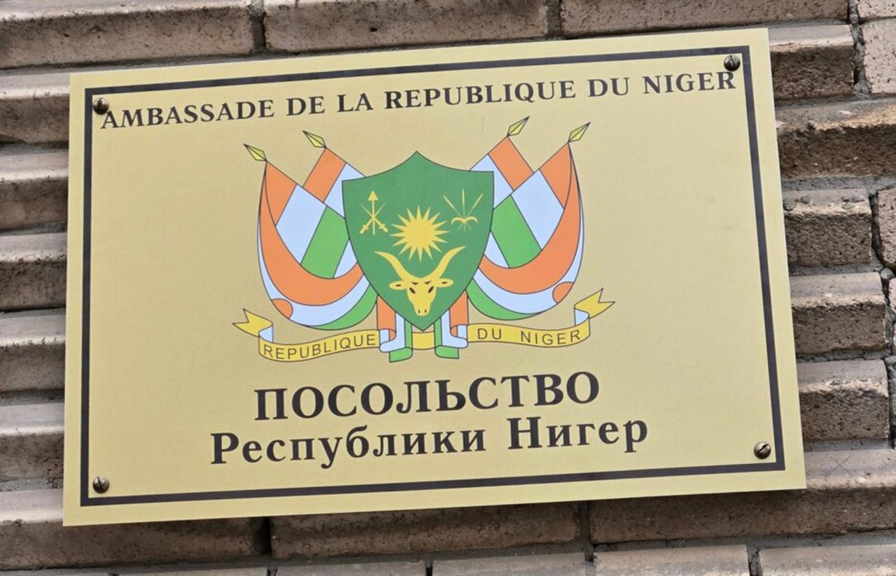 Нигер ограничил выдачу виз гражданам Италии Нидерландов Германии Бельгии и Великобритании теперь им нужно обращаться в посольства Нигера в Москве Женеве или Анкаре Эти меры отвечают принципу взаимности заявил министр иностранных дел республики Бакари Яу Сангаре ранее европейские посольства в Ниамее не ответили на запрос о выдаче виз гражданам Нигера на месте Например для получения бельгийской или голландской визы нигерцы вынуждены ехать в Буркина Фасо Раньше визу можно было получить во французском посольстве в Ниамее но после военного переворота в июле 2023 года из больше не выдают ranarod