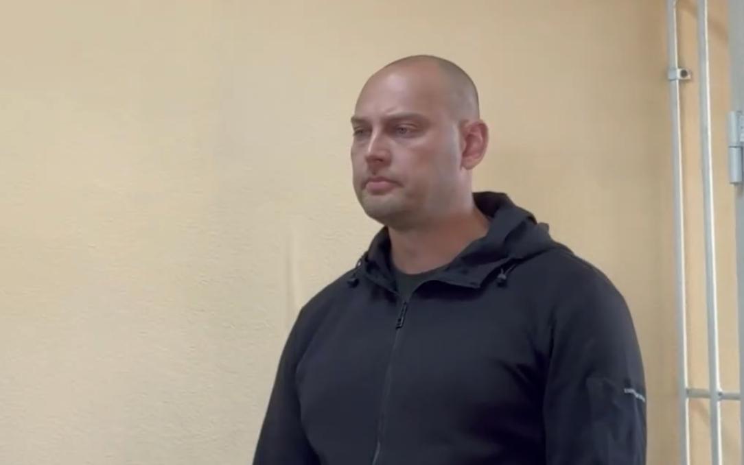 В Красноярске суд приговорил владельца компании «ЭкспоСтрой» к шести годам колонии общего режима. Его признали виновным в мошенничестве, злоупотреблении доверием и легализации преступных доходов. Речь идёт о ремонтах фасадов к Универсиаде 2019 года. В 2018 году фирма получила муниципальные контракты от регионального Фонда капремонта и должна была привести в порядок 29 жилых домов в центре города. Однако вместо полноценного ремонта подрядчик экономил на всём — от квалифицированных специалистов до материалов. Нарушались технологии штукатурных работ, не соблюдались температурные режимы, старое покрытие не удаляли, а антивандальные составы не применяли вовсе. Подробнее — на Бабре #красноярск