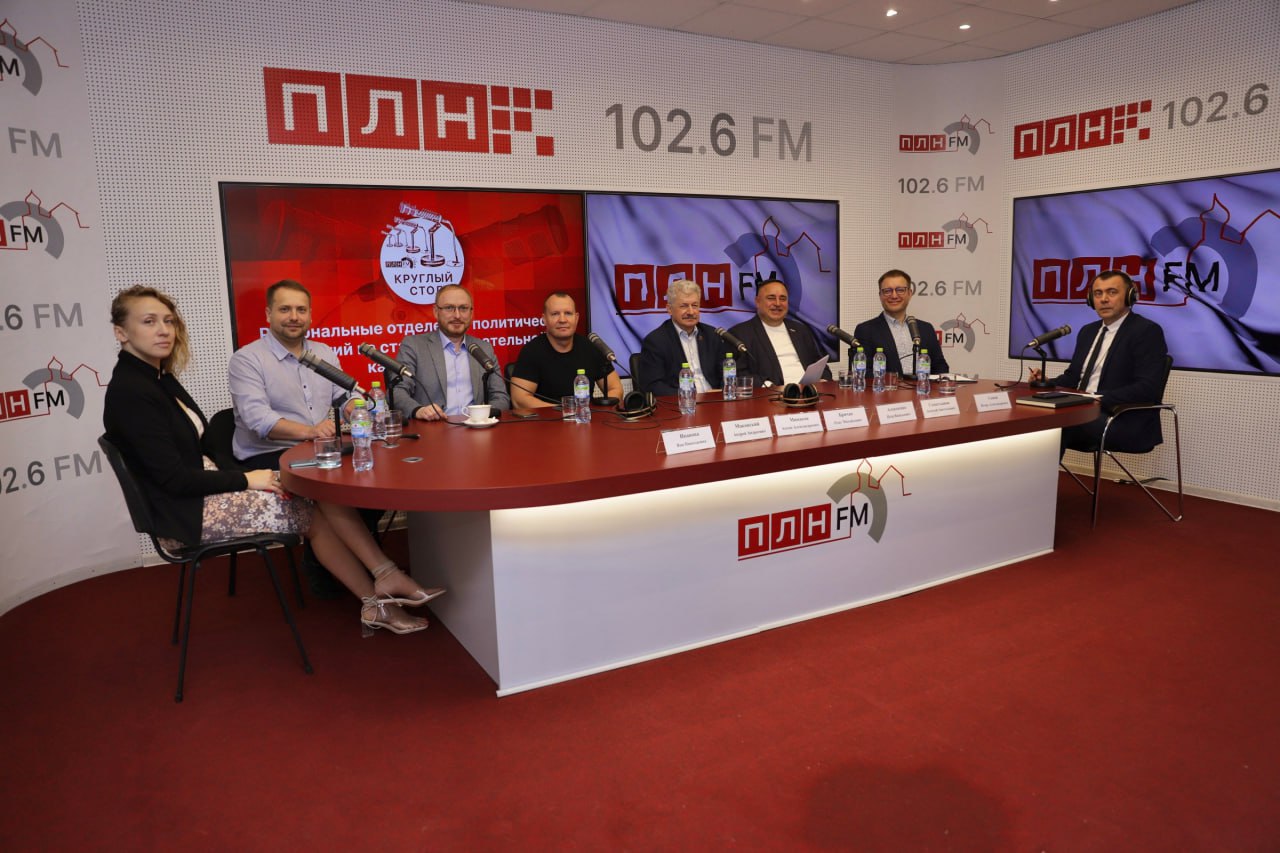#СказаноНаПЛНFM Яна Иванова, заместитель председателя Псковского регионального отделения партии «Яблоко»: «Что касается прогнозов по существованию региона. С муниципальной реформой есть опасения, есть все риски бояться, что в итоге Псковская область будет присоединена к Ленинградской. И вот встает вопрос о существовании региона. Потому что, когда убиваете власть на местах, оттуда уходят бюджеты, уходят люди, оттуда в принципе уходит жизнь. И очень удобно в итоге бюджеты Псковской и Ленинградской области слить и управлять этой территорией из одного места» Алексей Севастьянов, депутат Псковского областного Собрания фракция «Единая Россия» : «Ничего не меняется. Всегда в повестке партии "Яблоко" "убивать, убивают, умирают" и так далее. Такая очень черная повестка» Игорь Сопов, председатель Избирательной комиссии Псковской области: «Я не буду вмешиваться в политические баталии, скажу по процедурным вопросам. Присоединить Псковскую область ни к чему невозможно. Только референдум двух регионов возможен – Ленинградской и Псковской области. И только когда наши избиратели выскажут такое желание, только тогда это можно будет сделать. Поэтому прошу соблюдать норму законодательства и не вводить никого в заблуждение»
