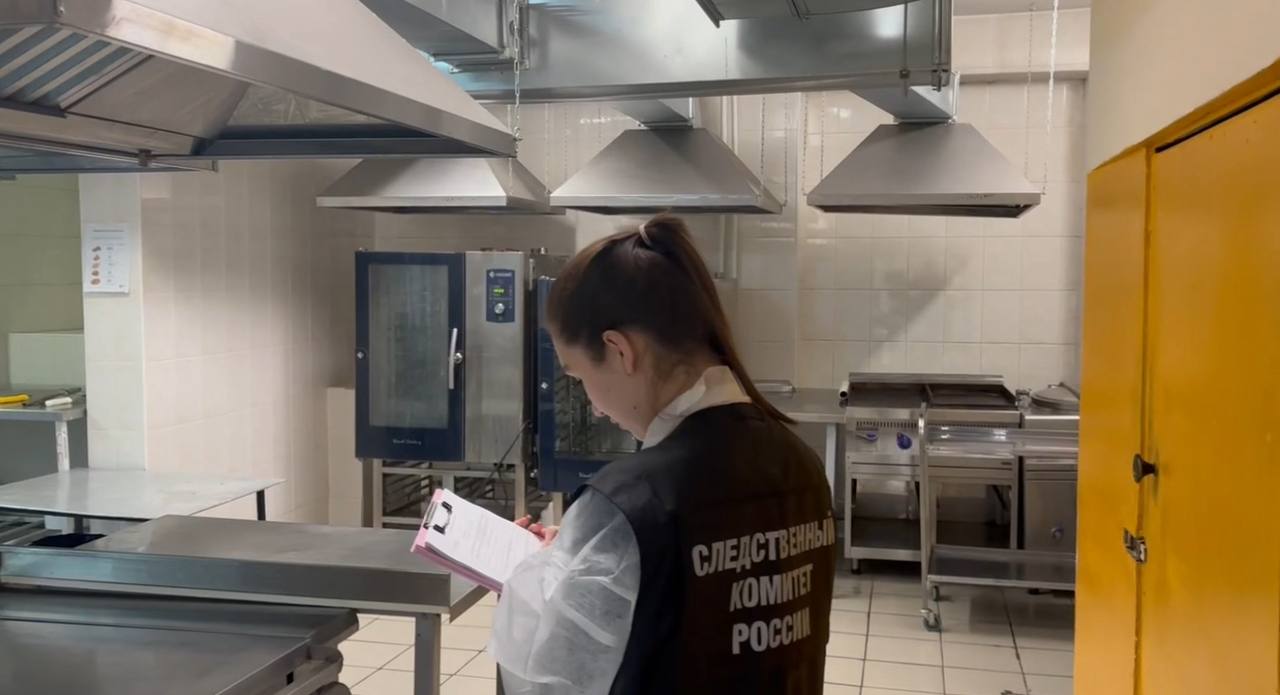 Студенты в столовой колледжа Звёздный отравились из за многочисленных нарушений В пищеблоке столовой учебного заведения где отравились 20 человек в ходе проверок выявили кучу нарушений Это и мухи в помещениях отсутствие маркировок на подносах для использованной и чистой посуды отсутствие ежедневной влажной уборки в зоне раздачи несоблюдение требований для питания детей Также в пищеблоке хранились продукты без маркировки это свёкла замороженное тесло перцы китайская капуста солёные огурцы помидоры сметана отварная греча и рис отварные макароны курица в кисло сладком соусе тушёный картофель и тефтели То есть почти все продукты были неизвестного происхождения Московский районный суд зарегистрировал дело об административном правонарушении предусмотренном статьей 6 6 КоАП РФ ГСУ СК России по Петербургу Читай нас в MAX Подпишись на Комсомольскую правду СПб