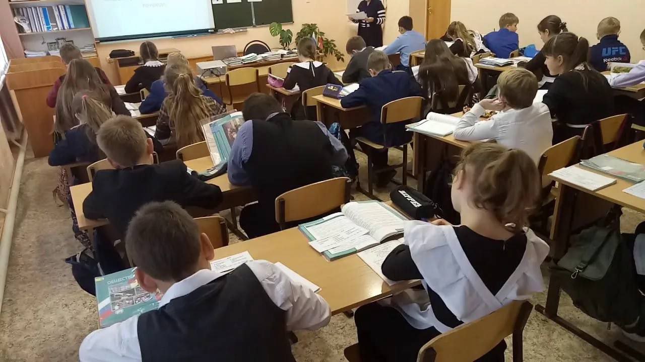 С 1 сентября обществознание исключат из программы 6–7-х классов, сообщило Минпросвещения С 2026 года предмет останется только для 9–11-х классов. В прошлом году помощник президента Мединский назвал обществознание бесполезным.