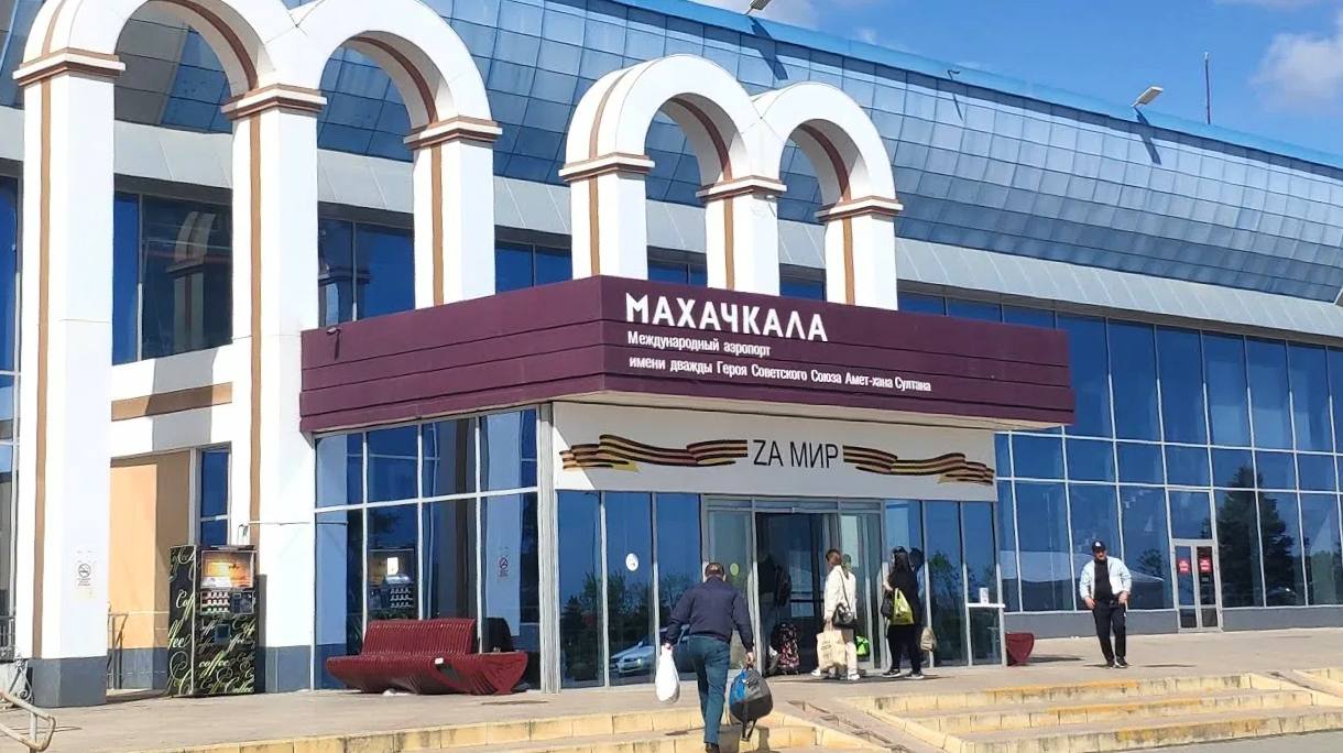 В 2025 году из Махачкалы запустят рейсы в Калугу, Волгоград, Чебоксары и Нарьян-Мар Регулярные рейсы запустят из аэропорта Махачкалы в Калугу, Волгоград, Чебоксары и Нарьян-Мар в 2025 году. Об этом сообщил ТАСС председатель правительства Дагестана Абдулмуслим Абдулмуслимов на полях Кавказского инвестиционного форума КИФ . Аэропорт Махачкалы сотрудничает с лидирующими перевозчиками, благодаря чему расширяется маршрутная сеть и увеличивается интенсивность рейсов по выполняющимся направлениям. Так, в этом году ждут своего открытия регулярные авиасообщения по направлениям из Махачкалы в Калугу, Волгоград, Чебоксары и Нарьян-Мар", - сказал Абдулмуслимов. Он добавил, что регион также прорабатывает возможность запуска прямого авиасообщения с Грузией и Ираном.