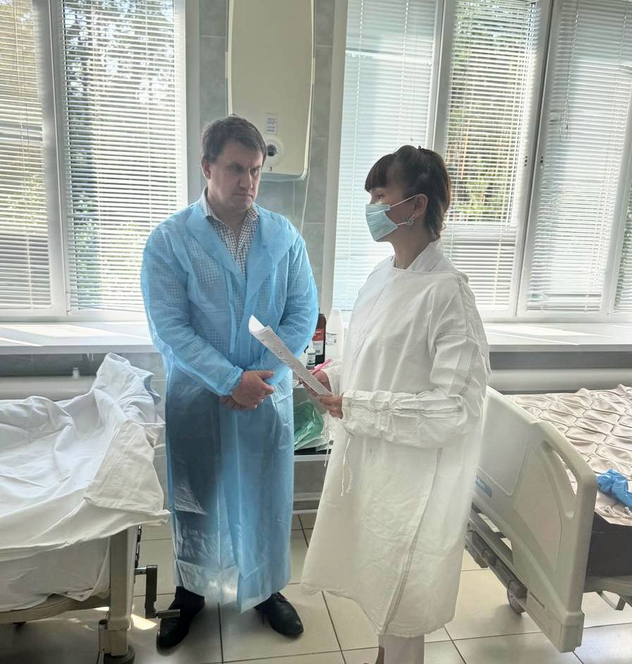 Ночью 3 августа Воронежская область подверглась террористической атаке. В результате медицинская помощь потребовалась четырём пострадавшим: одного направили на амбулаторное лечение, троих – в медучреждения  из них один находится в тяжёлом состоянии в реанимации, двое – в состоянии средней степени тяжести в профильных отделениях .  Министр здравоохранения Воронежской области Игорь Банин посетил пострадавших в больницах. Он проконтролировал процесс оказания медицинской помощи и ознакомился с текущим состоянием пациентов.  Напоминаем, об актуальных новостях здравоохранения региона вы также можете узнать в наших группах во ВКонтакте и Одноклассниках и на официальном сайте.  #новости_воронежской_медицины