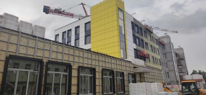 Готовность крупнейшего объекта здравоохранения Среднего Урала — нового терапевтического корпуса Верхнепышминской центральной городской больницы — достигла 62% Полностью готов наружный каркас здания, завершается устройство кровли, на треть готов фасад здания с яркими солнечными акцентами. Завершена кладка внутренних стен и перегородок. Проложены водопровод, канализация и теплотрасса. Установлены генераторная установка и газификационная станция. Подробнее читайте на сайте «Областной газеты». департамент информационной политики Свердловской области Подписаться на «ОГ» Прислать новость Поддержать канал