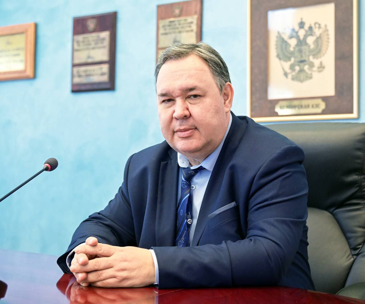 Новым директором Белоярской АЭС стал Юрий Носов Ранее он занимал должность главного инженера атомной станции. Иван Сидоров, который был директором БАЭС с 2015 года, переведен на аналогичную должность на Смоленскую АЭС, рассказали в пресс-службе. Общий стаж Юрия Носова в атомной отрасли — 40 лет. Карьера на атомной станции началась в 1986 году, с первой оперативной должности инженера-оператора вспомогательных систем реакторного цеха №2 БАЭС. Должность главного инженера он занимал с 2010 года. Как уточнили в пресс-службе, Носов в должности главного инженера «участвовал во всех значимых событиях XXI века на Белоярской АЭС». Речь, в том числе, о продлении срока эксплуатации БН-600, энергопуске БН-800, подготовке к строительству энергоблока четвертого поколения с реактором БН-1200М. Фото: телеграм-канал Белоярской АЭС Телеграм-канал Поддержать Подписаться Прислать новость 18+