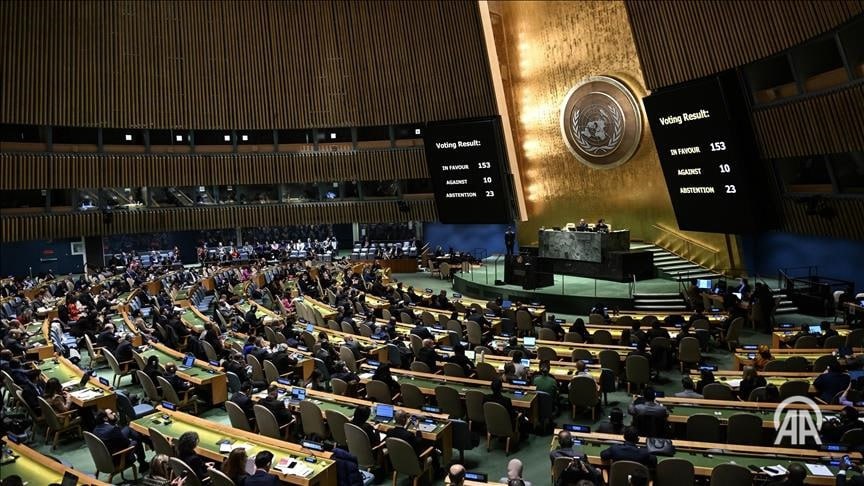 Генеральная Ассамблея ООН приняла резолюцию Возвращение украинских детей Проект резолюции был вынесен на голосование в Генассамблее ООН По итогам голосования резолюцию поддержали 91 государство 12 стран выступили против еще 57 воздержались Турция вошла в число 33 государств не участвовавших в голосовании В принятой резолюции Генассамблея требует от РФ обеспечить немедленное безопасное и безусловное возвращение всех украинских детей которые были насильственно перемещены или депортированы В документе также выражается глубокая обеспокоенность воздействием конфликта на детей особенно тем что с 2014 года украинские дети разлучены со своими семьями Резолюции Генеральной Ассамблеи не являются юридически обязательными однако считаются важными поскольку отражают позицию мировой общественности 24 7 в сутки с Агентством Анадолу