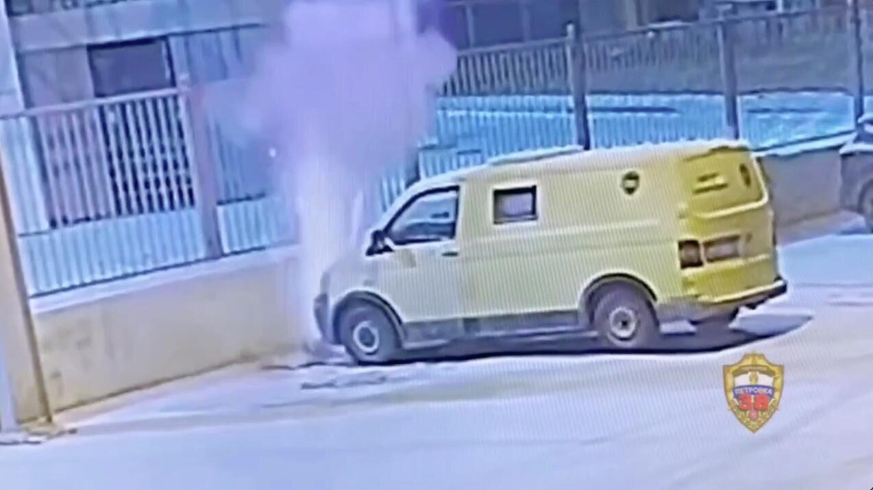 Женщина пыталась подорвать автомобиль в Москве коробкой с петардами Фальшивые силовики в мессенджере убедили ее подложить петарды под машину на охраняемой парковке Дама задержана Заведено уголовное дело по статье Хулиганство