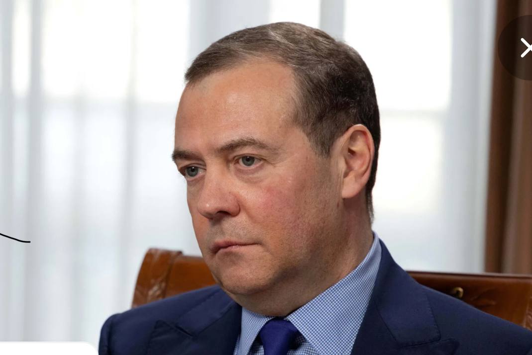 Медведев констатировал полную несостоятельность МУС в выполнении главной задачи и подверг критике его деятельность. "Что касается МУС, то к настоящему моменту можно с сожалением констатировать его полную несостоятельность в выполнении своей главной задачи – привлечения к ответственности всех лиц, виновных в совершении геноцида, агрессии, военных преступлений и избежавших наказания по национальному законодательству. Именно всех – включая и граждан западных стран и государств-членов НАТО", - написал Медведев в статье "Утраченные иллюзии, или Как Международный уголовный суд стал юридическим ничтожеством" в журнале "Правоведение" СПбГУ. Зампред Совбеза отметил, что МУС достиг вершины бессмыслицы в ордерах на арест глав государств, в том числе Путина, выносящие такие решения чиновники в Гааге понимали, что на практике их не реализовать. Механизм МУС искажает международное право, что неприемлемо для России как суверенного государства, подчеркнул Медведев.