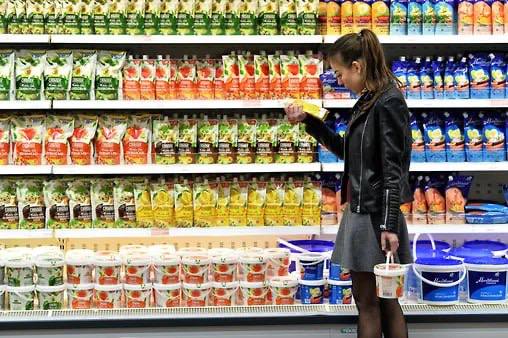 Производство майонезной продукции поддерживают зарубежные поставки В 2025 году в России может быть выпущено 929 тыс. тонн майонезной продукции, что позволит увеличить рост производства в два раза по сравнению с 2024 годом. Его подстегивает развитие экспорта в постсоветские и азиатские страны за счет низкой стоимости российской продукции. Внутреннее потребление майонеза и соусов на его основе объясняется развитием рынка готовой еды. Фото: РИА Новости Подписывайтесь на «Ъ-Черноземье»