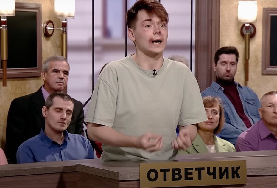 ‍  В России не хватает почти 5 тысяч судей  Чаще всего судей не хватает в районных судах. Специалисты указывают на то, что вакантные места можно было бы заполнить юристами, которые пока не имеют места работы, но для них это невыгодный вариант развития карьеры.  Всего в России уже не хватает 4,85 тысячи судей, 3,35 тысячи из них — районные, в областных судах судах не хватает 888 судей, а в арбитражных — 610.  При этом, согласно данным Судебного департамента, суды в России сейчас укомплектованы на 85%. Специалисты считают, что в ближайшие годы кадровый дефицит вряд ли будет решен.  #россия #общество #законы