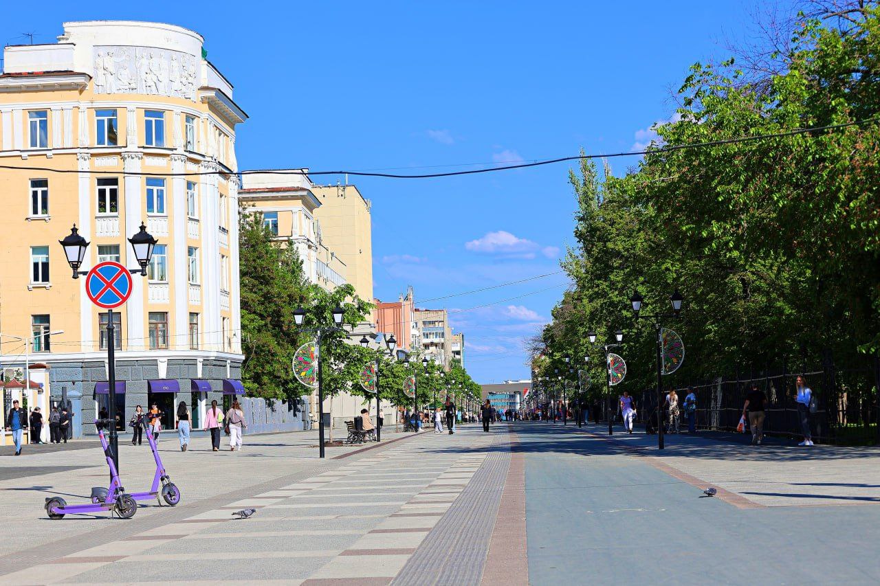 До конца текущей недели необходимо предоставить варианты по запрету движения грузового автотранспорта Первому заместителю Максиму Сиденко, а также руководителям администраций Волжского и Фрунзенского районов поручено до окончания текущей недели проработать полный запрет проезда грузового автотранспорта по следующим улицам и площадям: проспект Столыпина, улица Волжская и площадь Кирова. Цель запрета — повысить уровень безопасности пешеходов и предотвратить повреждение уложенной плитки. Необходимо детально продумать техническую возможность установки физических препятствий, исключающих въезд грузового транспорта. После этого организовать закупку необходимых элементов. Руководителям районных администраций определить первых заместителей, ответственных за исполнение данного поручения.