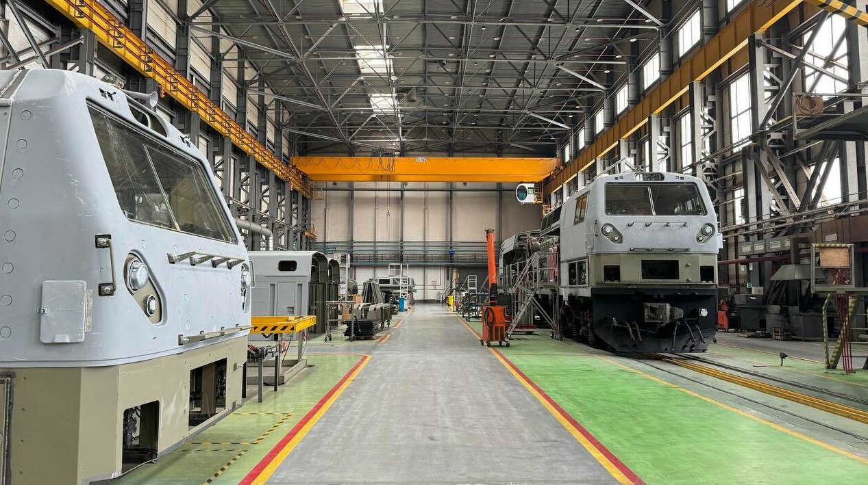 Американский гигант Wabtec переносит технологии в Казахстан Американская компания Wabtec впервые вынесет производство дизельных двигателей за пределы США площадкой выбран Казахстан Выпуск начнется в 2026 году на заводе Астана Дизель Сервис передает ArbatMedia Запуск намечен на 2026 год на заводе Астана Дизель Сервис Это первый случай когда Wabtec перенесет производство за границу Решение стало итогом визита делегации Қазақстан темір жолы в США Там казахстанская сторона ознакомилась с современными технологиями включая системы контроля качества и решения по снижению выбросов Для Казахстана это важный шаг Производство в стране повысит уровень локализации даст новые рабочие места и укрепит независимость железнодорожной отрасли Прислать новость