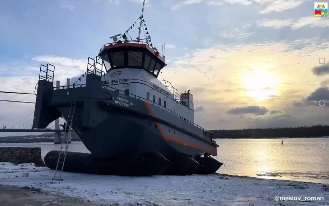 В Череповце состоялся спуск на воду нового теплохода буксира толкача Филипп Ирапский Глава города Роман Маслов Проект осуществлен при поддержке губернатора области Георгия Филимонова Отметим что это уже третье современное судно построенное на ООО Череповецкий судостроительный завод Как первые два судна смогли построить без поддержки Филимонова остаётся загадкой