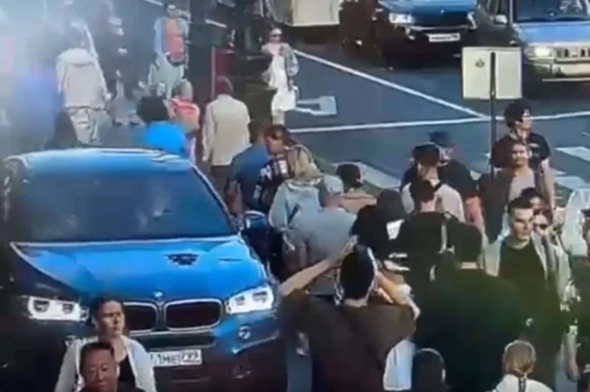 Автолюбительницу из Подмосковья поймали за ездой по тротуару на Невском   Полиция Петербурга привлекла к административной ответственности автолюбительницу из Московской области за езду по тротуару на Невском проспекте. Нарушение зафиксировали 9 августа.  Водитель синего BMW двигался по пешеходной зоне в центре города. В ходе розыска сотрудники Госавтоинспекции установили личность нарушительницы — 30-летней жительницы Московской области, временно проживающей в гостинице на Невском.  Отмечается, что 10 августа женщину доставили в отдел для разбирательства. В итоге ей вменяют часть 2 статьи 12.15 КоАП РФ  нарушение правил расположения транспортного средства на дороге . Подробности тут.    - пресс-служба ГУ МВД по Санкт-Петербургу и Ленобласти